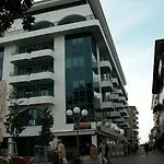 Lacroma Aparthotel