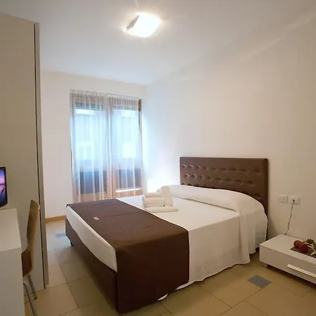 Lacroma 4*